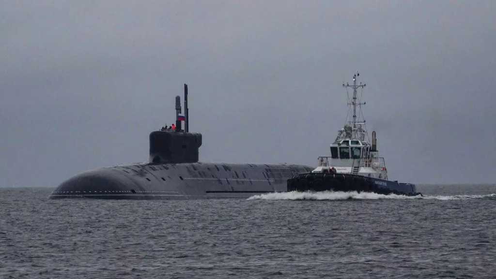 Атомный подводный крейсер стратегического назначения К-555 «Князь Пожарский», проекта 955А (09552), возвращается в Северодвинск после очередного этапа испытаний в море