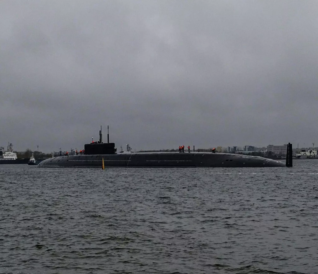 Атомный подводный крейсер стратегического назначения К-555 «Князь Пожарский», проекта 955А (09552), возвращается в Северодвинск после очередного этапа испытаний в море