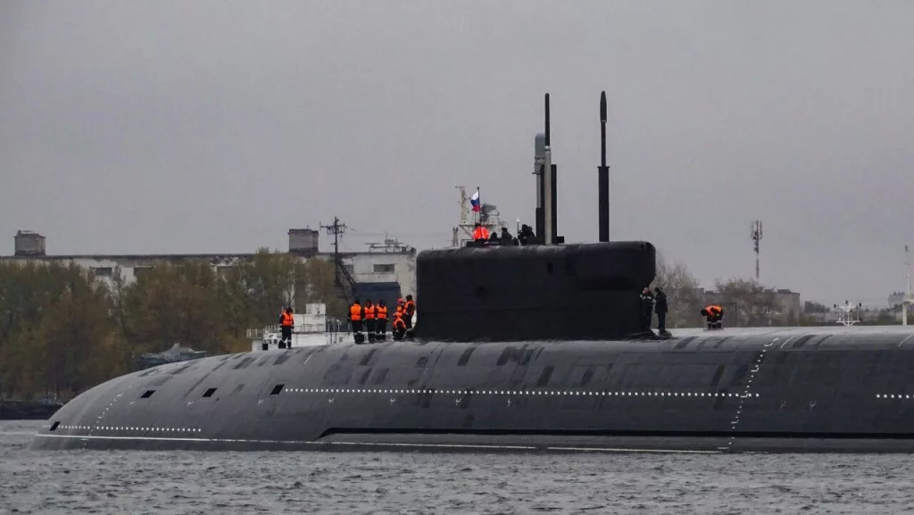 Атомный подводный крейсер стратегического назначения К-555 «Князь Пожарский», проекта 955А (09552), возвращается в Северодвинск после очередного этапа испытаний в море