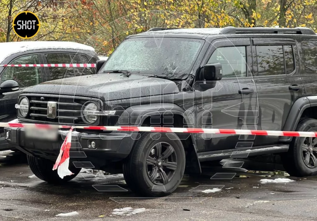 СВУ сработало в Москве, которое находилось в пакете на капоте внедорожника TANK, припаркованного у жилой высотки на Профсоюзной