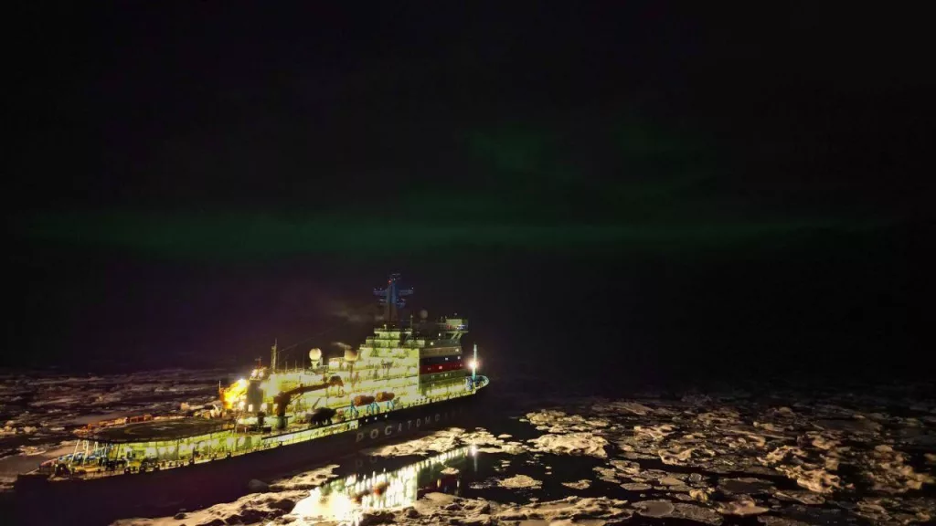 Универсальный атомный ледокол «Сибирь» в Чукотском море