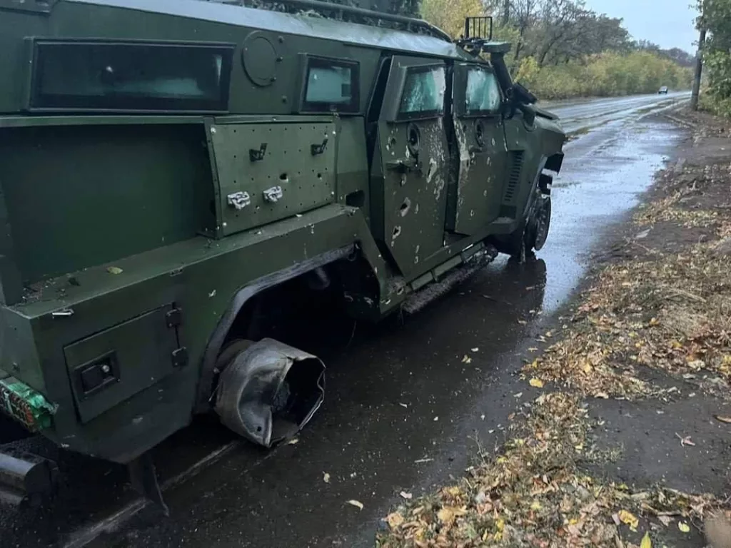 Немного «потрепанный» украинский бронеавтомобиль СБА «Новатор» под Часовым Яром