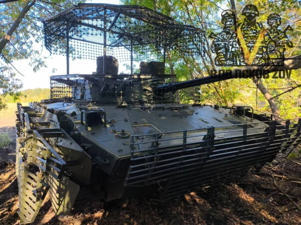 БМД-4М ВДВ с комплектом дополнительной защиты и антидроновым козырьком с сетчатым экраном (+ 2 тонны к массе) в зоне проведения СВО