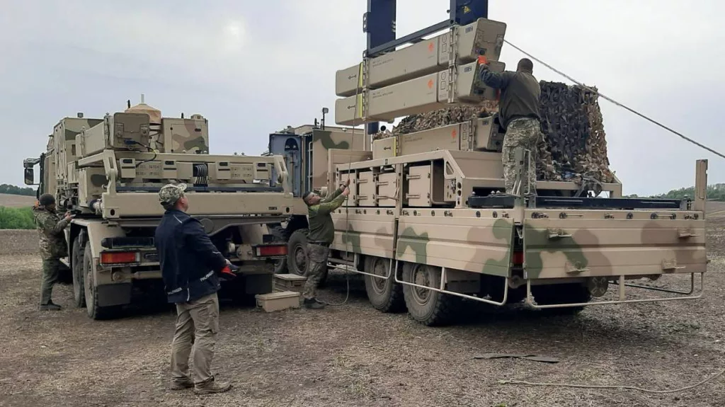 Кадры снаряжения ракетами немецкого зенитно-ракетного комплекса средней дальности «IRIS-T» ВСУ