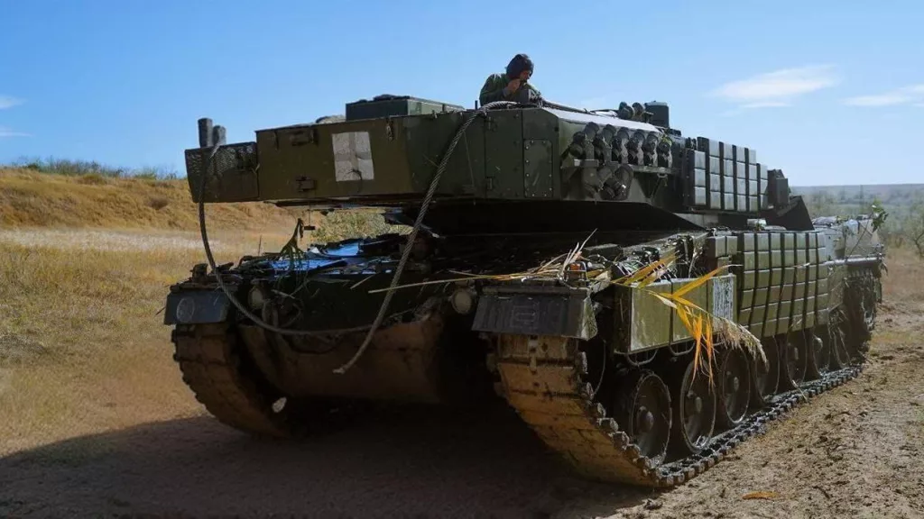 Немецкий Leopard 2A4 из состава 33-й ОМБр ВСУ, облепленный по бортам корпуса и башни ДЗ «Контакт-1»
