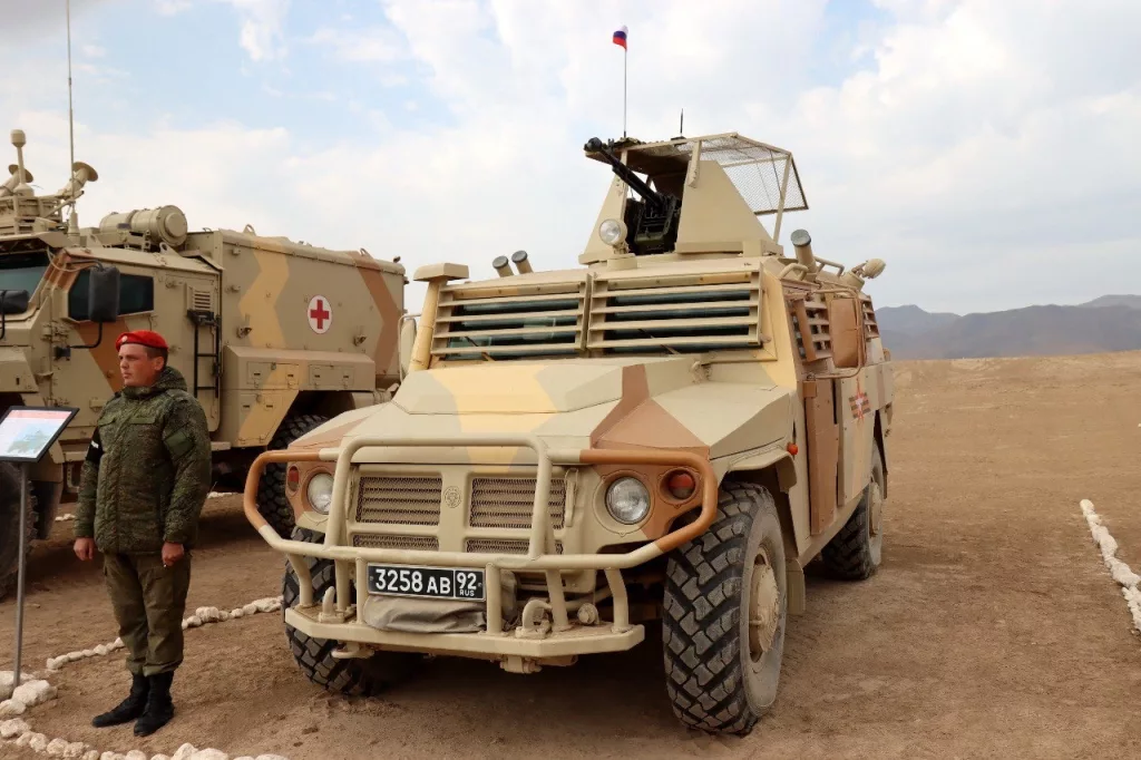 Бронеавтомобиль АСН 233115 «Тигр-М СпН» с станковым крупнокалиберным пулемётом ДШК в антидроновом скворечнике и дополнительным бронированием