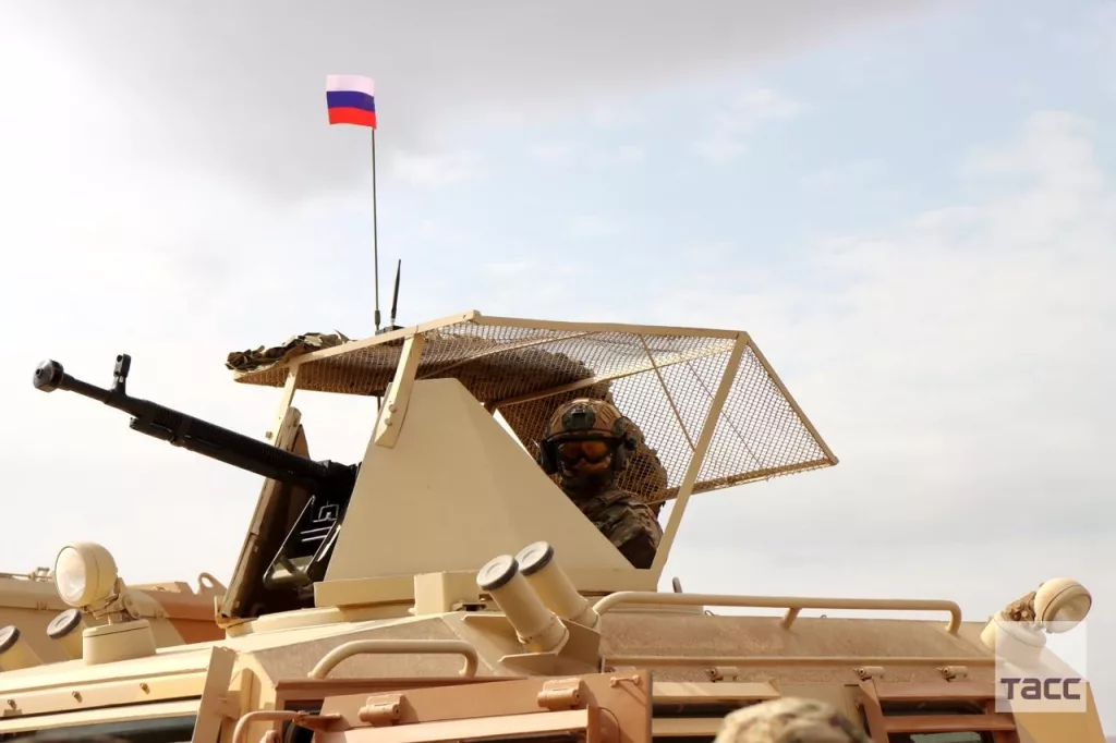 Бронеавтомобиль АСН 233115 «Тигр-М СпН» с станковым крупнокалиберным пулемётом ДШК в антидроновом скворечнике и дополнительным бронированием