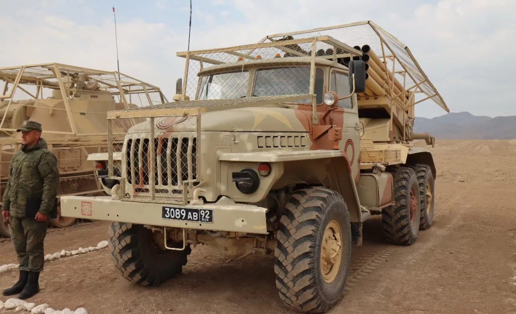 Бронеавтомобиль АСН 233115 «Тигр-М СпН» с станковым крупнокалиберным пулемётом ДШК в антидроновом скворечнике и дополнительным бронированием