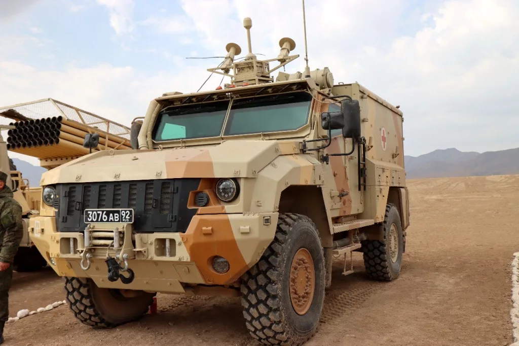 Бронеавтомобиль АСН 233115 «Тигр-М СпН» с станковым крупнокалиберным пулемётом ДШК в антидроновом скворечнике и дополнительным бронированием