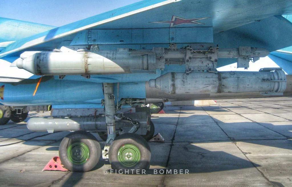 Истребитель-бомбардировщик Су-34 с подвешенными ОФАБ-250ШЛ и двумя КАБ-500КР