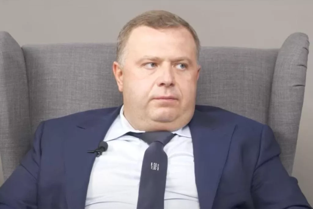 Петербургский чиновник выкинул в окно ₽2,5 млн при задержании