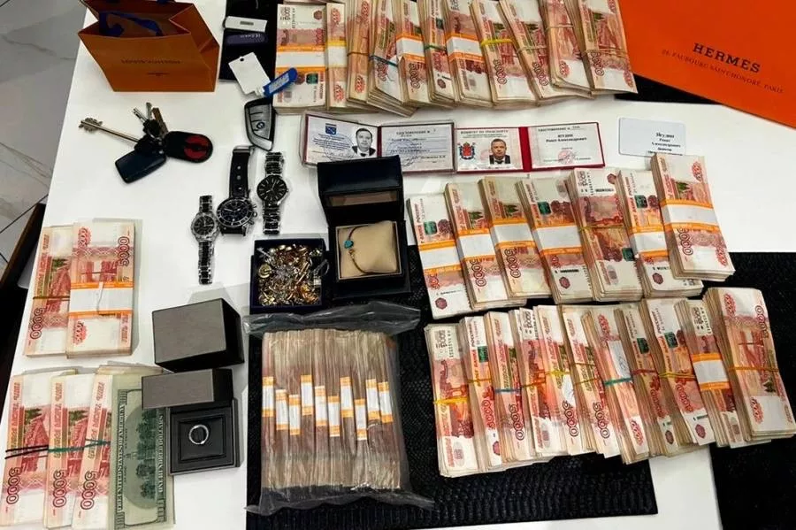 Петербургский чиновник выкинул в окно ₽2,5 млн при задержании