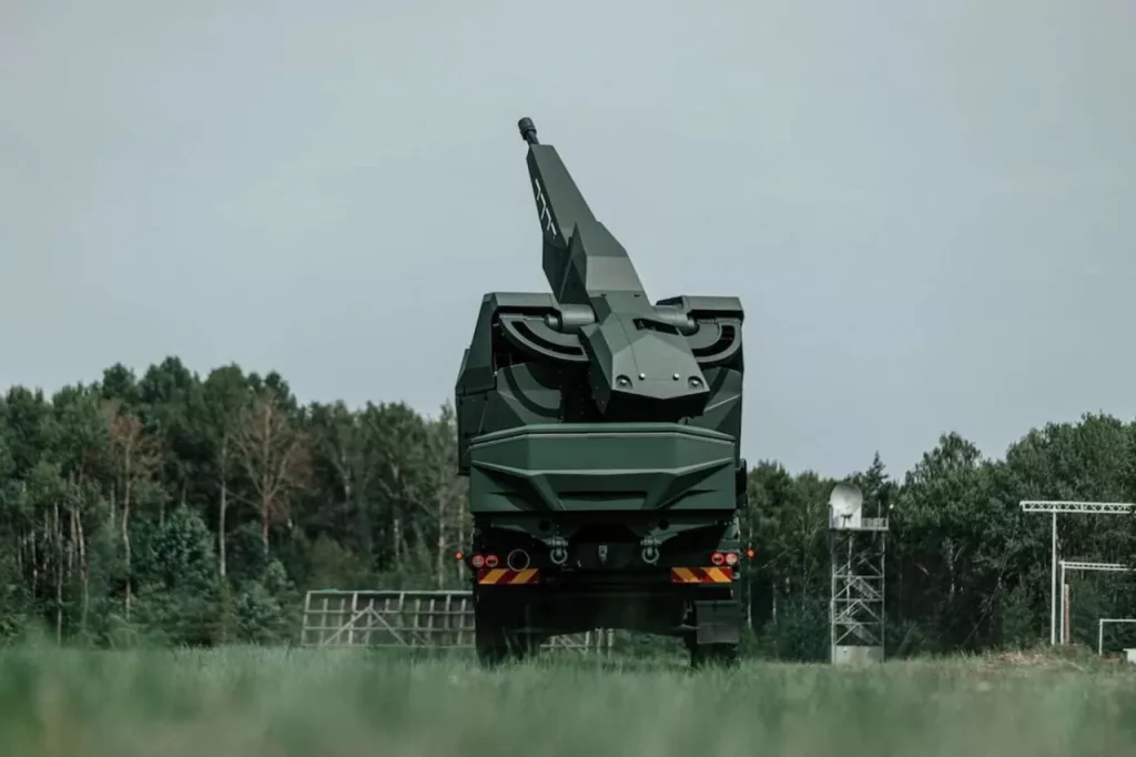 Польша, оборонная компания Pit-Radwar представила новую 35-мм самоходную артиллерийскую систему SA-35MM, оснащенную программируемыми боеприпасами