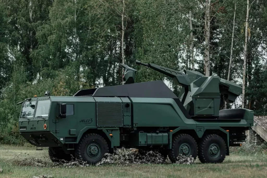 Польша, оборонная компания Pit-Radwar представила новую 35-мм самоходную артиллерийскую систему SA-35MM, оснащенную программируемыми боеприпасами