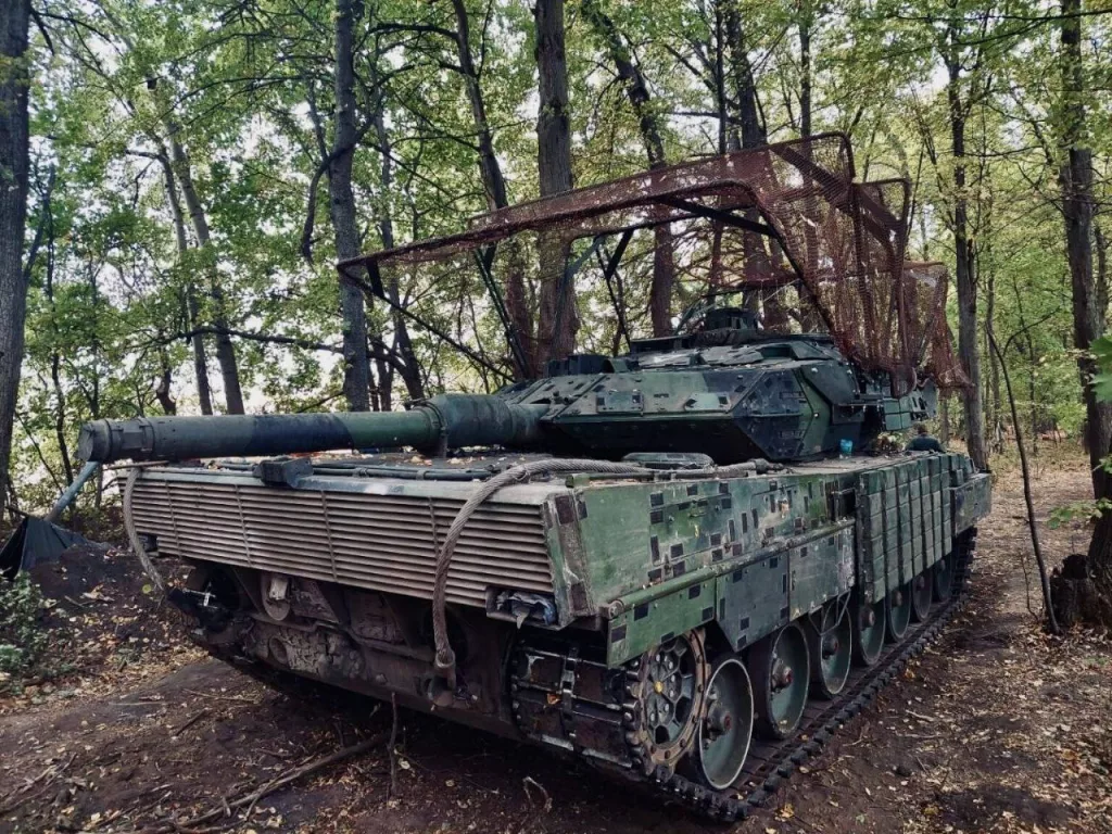 Танк Strv 122 с блоками динамической защиты «Контакт-1» и складным антидроновым козырьком на вооружении ВСУ