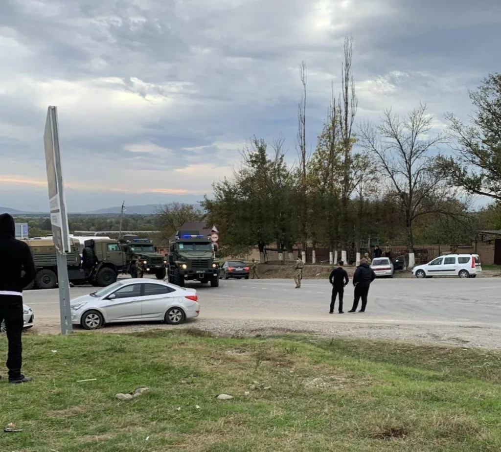 24 октября неизвестные напали на воинскую колонну возле станицы Петропавловская в пригороде Грозного