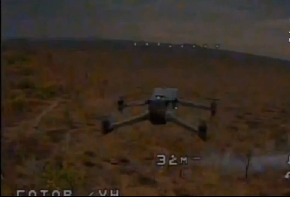 Оператор российского FPV-дрона тараном сбивает вражеский Mavic и продолжает полёт без остановки