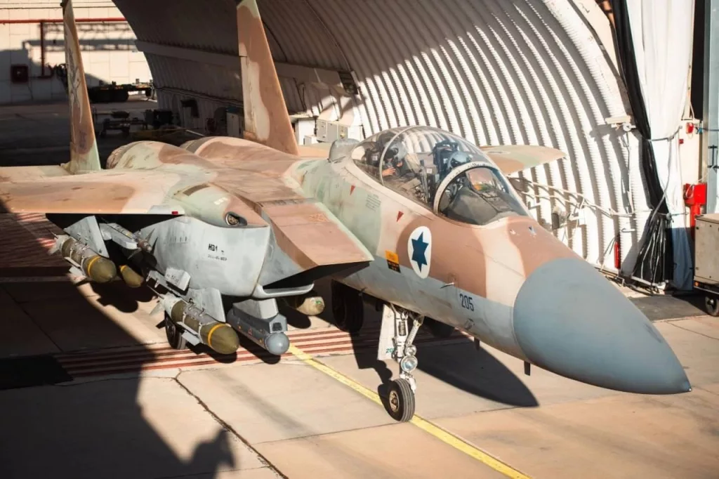 Фотографии многоцелевых F-15I «Раам» ВВС Израиля, с подвешенными авиабомбами GBU-31