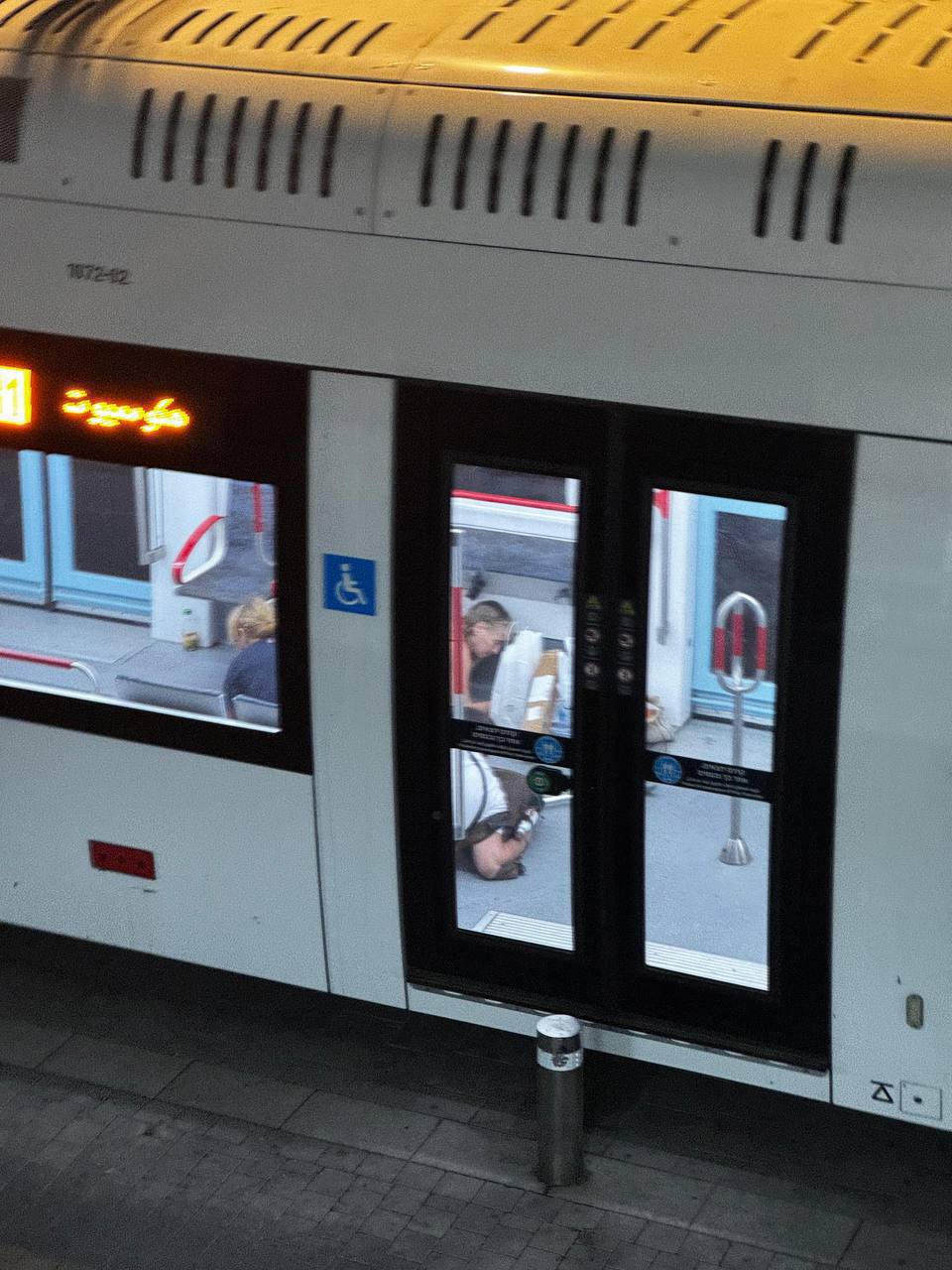 В районе Яффе в Тель-Авиве двумя боевиками был совершён теракт со стрельбой в вагоне трамвая и на трамвайной остановке