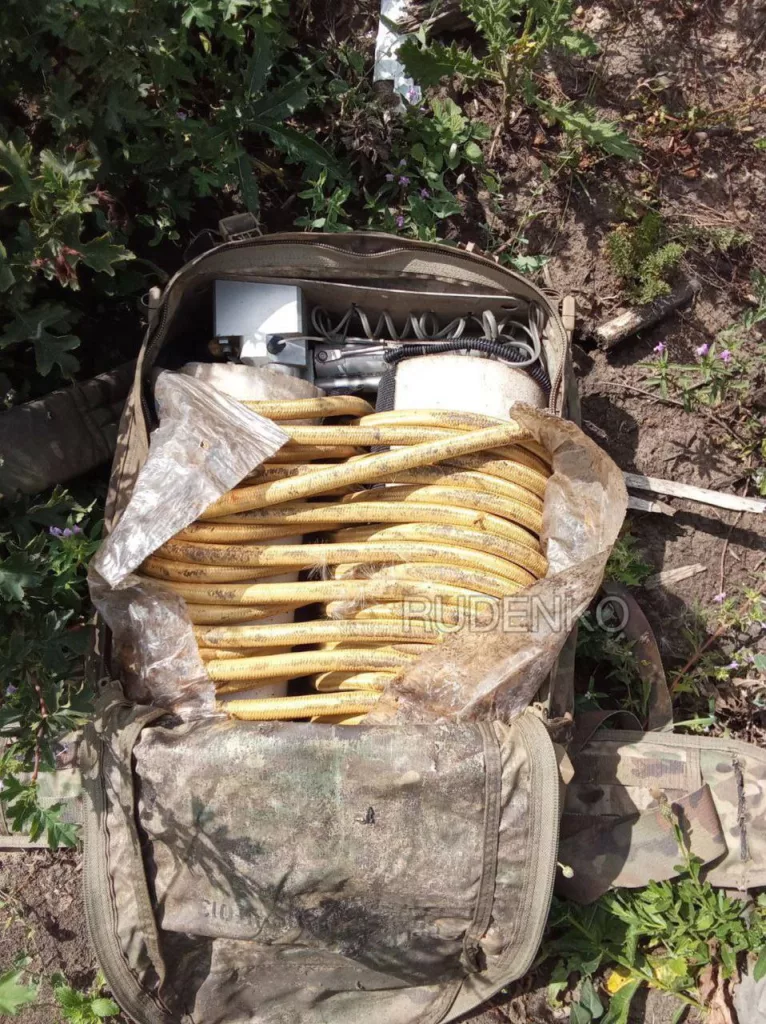 Вот такие рюкзаки, начиненные взрывчаткой, скидывают хохлы с помощью БЛА «Баба Яга» в районе позиций наших военных