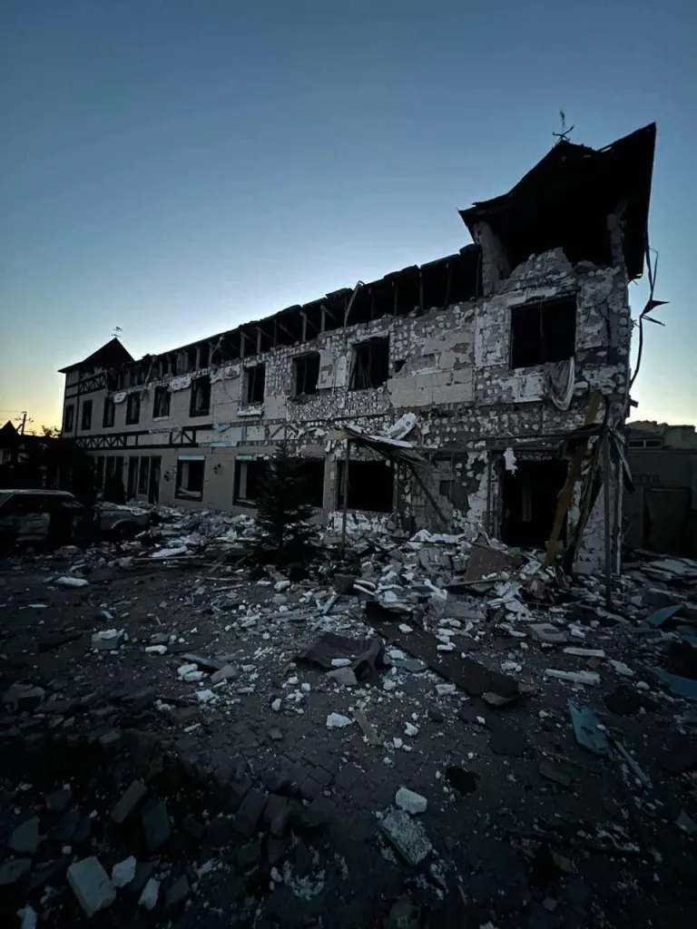 Отель "Камелот" в районе Славянска, по которому прилетело сегодня ночью