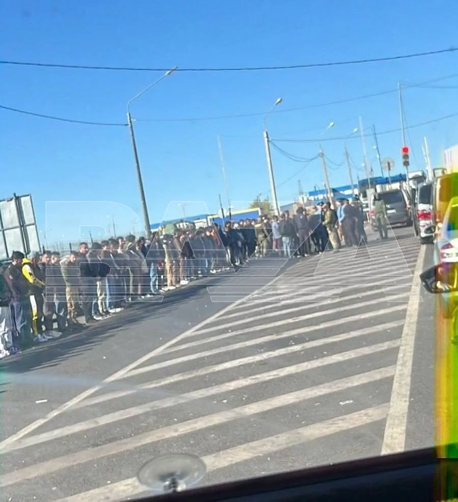 Силовики положили лицом в асфальт всех, кто стоял в очереди на российско-казахстанской границе