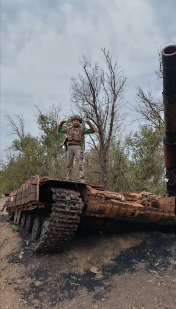 Уничтоженный русским fpv-дроном в районе Константиновки украинский танк Т-64БВ