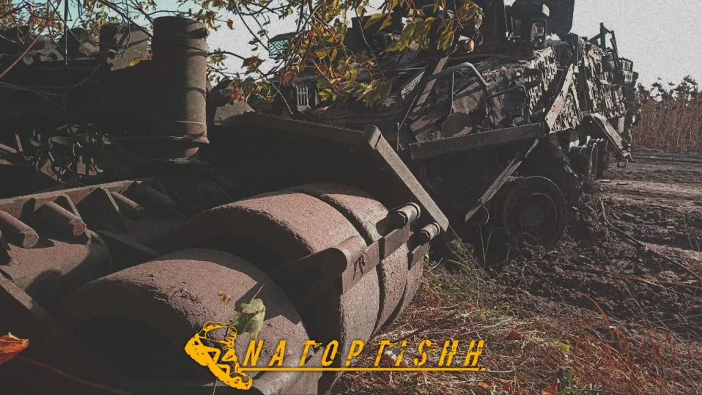 Уничтоженный американский M1132 ESV с тралом LWMR (инженерная модификация Stryker) в приграничье Курской области