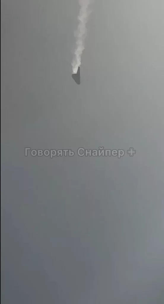 Еще одно видео, четко демонстрирующее падение тяжелого ударного БПЛА С-70 «Охотник» над Константиновкой