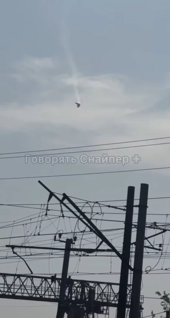 Еще одно видео, четко демонстрирующее падение тяжелого ударного БПЛА С-70 «Охотник» над Константиновкой