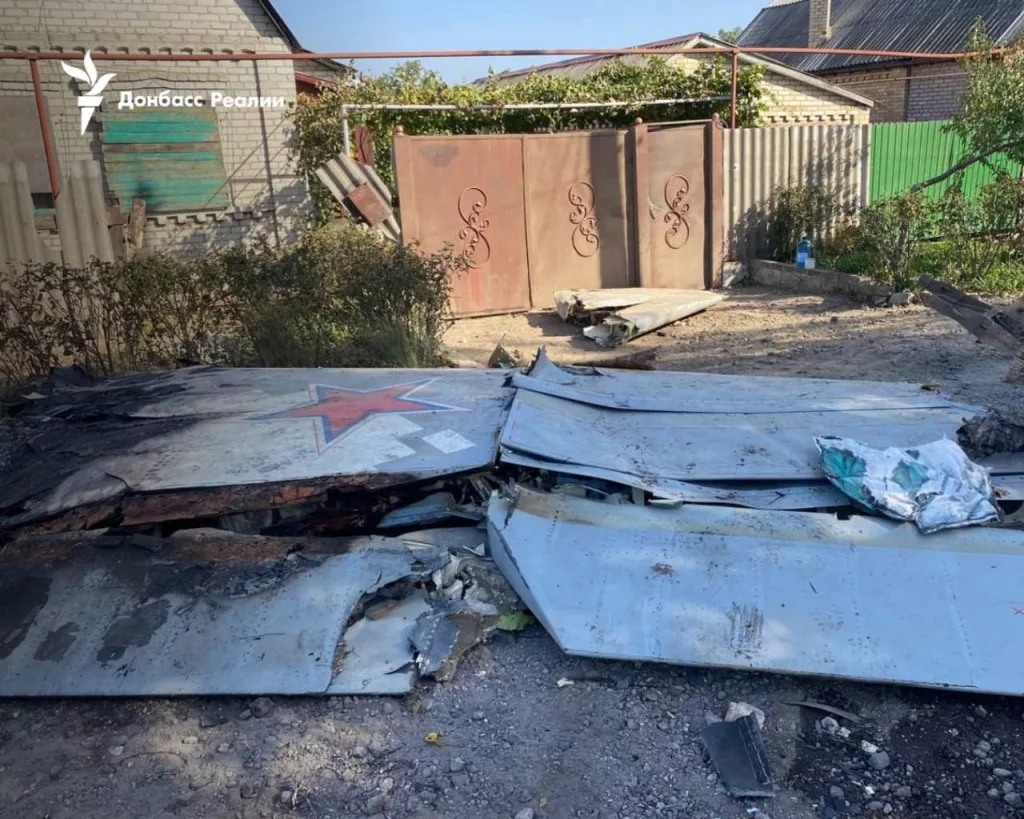 Кадры с обломками тяжелого БПЛА С-70 «Охотник», сбитого истребителем ВКС России над Константиновкой, предположительно, из-за неисправности дрона