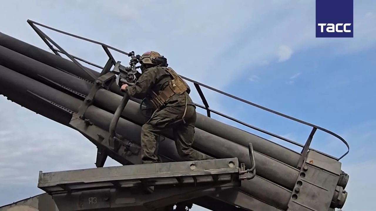 Боевая работа расчёта РСЗО 9К57 «Ураган» на шасси БАЗ-69092, из состава группировки войск «Юг» по опорным пунктам ВСУ в районе Часова Яра