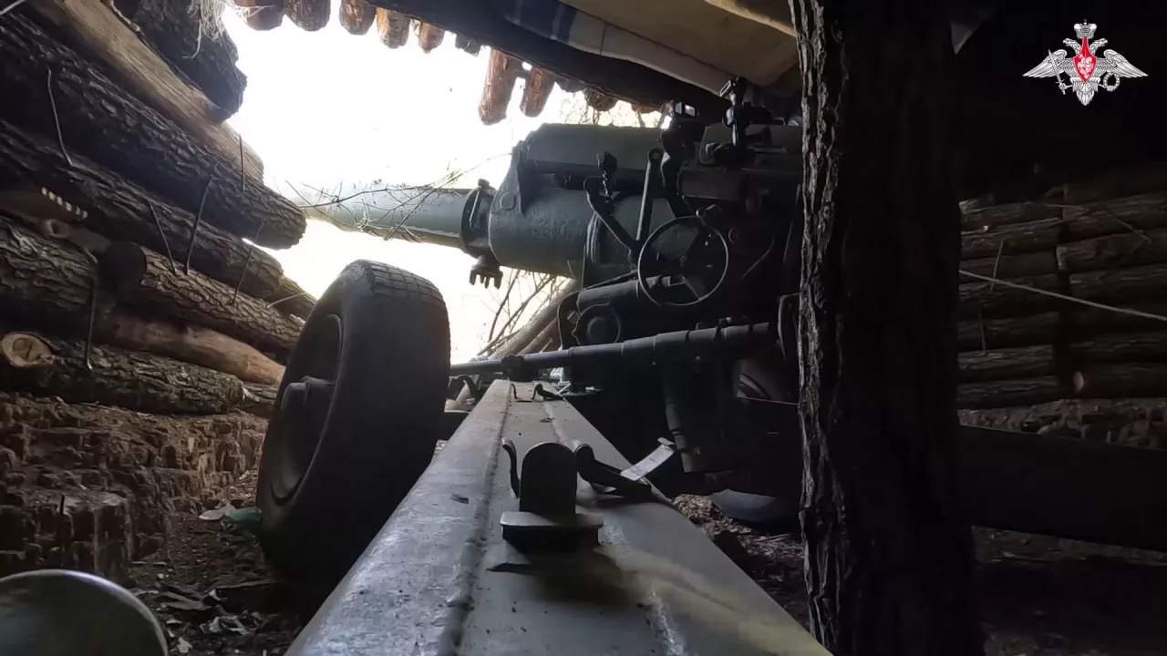 Российская артиллерия по-прежнему сталкивается с нехваткой адекватных артиллерийских орудий, что приводит к увеличению использования ряда наименований ретро -орудий на фронте