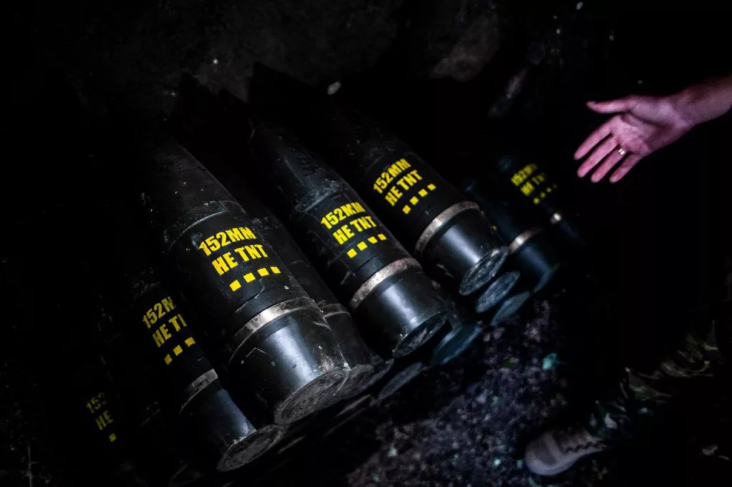 Артиллеристы 15-й бригады оперативного назначения НГУ ведут стрельбу из гаубицы 2А65 «Мста-Б», используя 152-мм снаряды, якобы произведенные в Турции