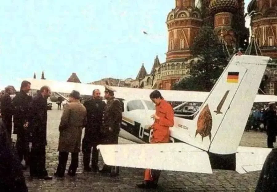 28 мая 1987 года — в День пограничника, на Красной площади в Москве сел легкомоторный самолет Cessna 172 под управлением 18-летнего немецкого пилота-любителя Матиаса Руста