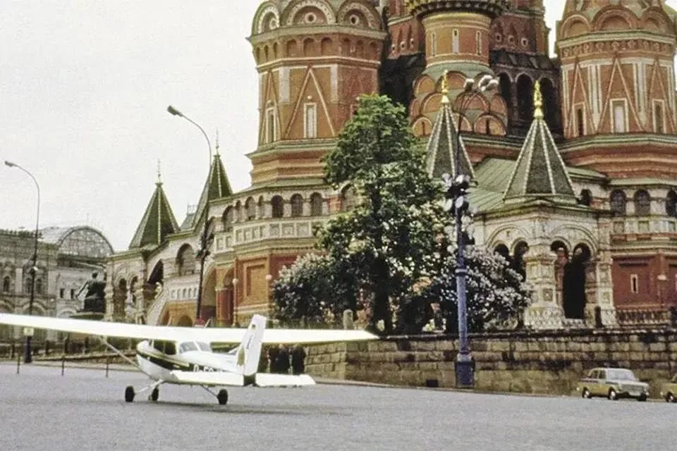 28 мая 1987 года — в День пограничника, на Красной площади в Москве сел легкомоторный самолет Cessna 172 под управлением 18-летнего немецкого пилота-любителя Матиаса Руста