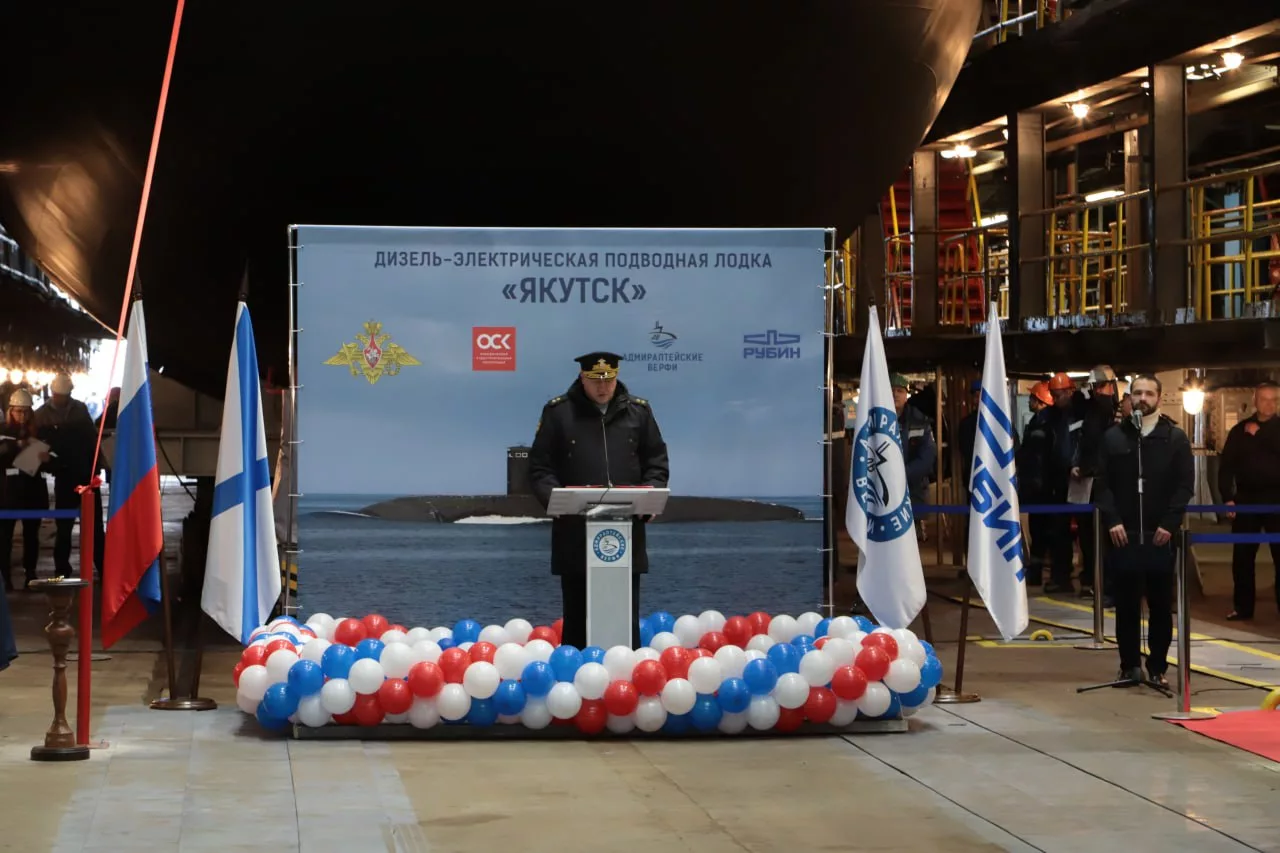 Для ВМФ России спущена на воду новая подводная лодка «Якутск»