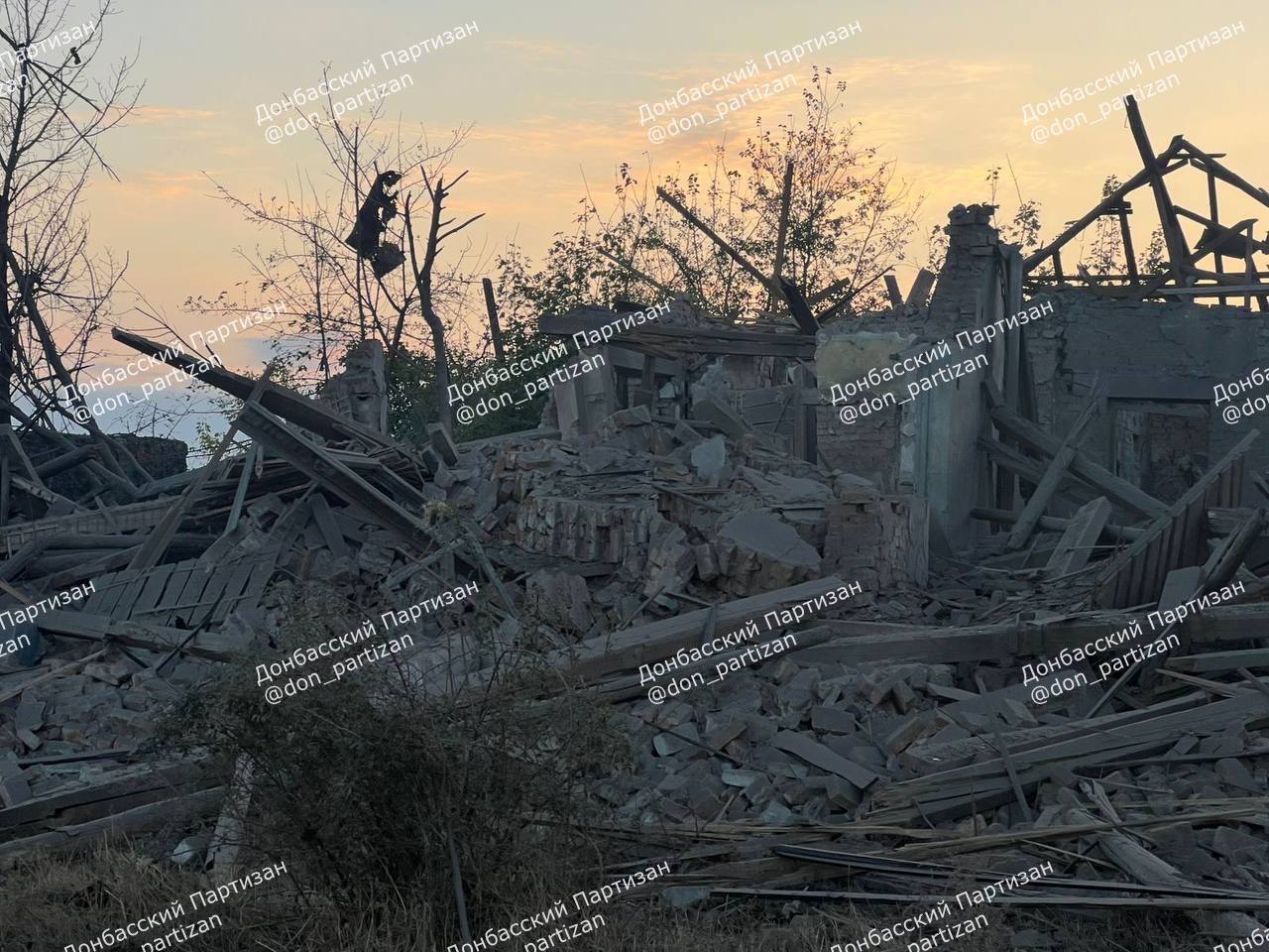 Сегодня, 11 октября 2024 года, российские войска нанесли серию точных ударов по объектам военной инфраструктуры противника в населённом пункте Гришино (ДНР)