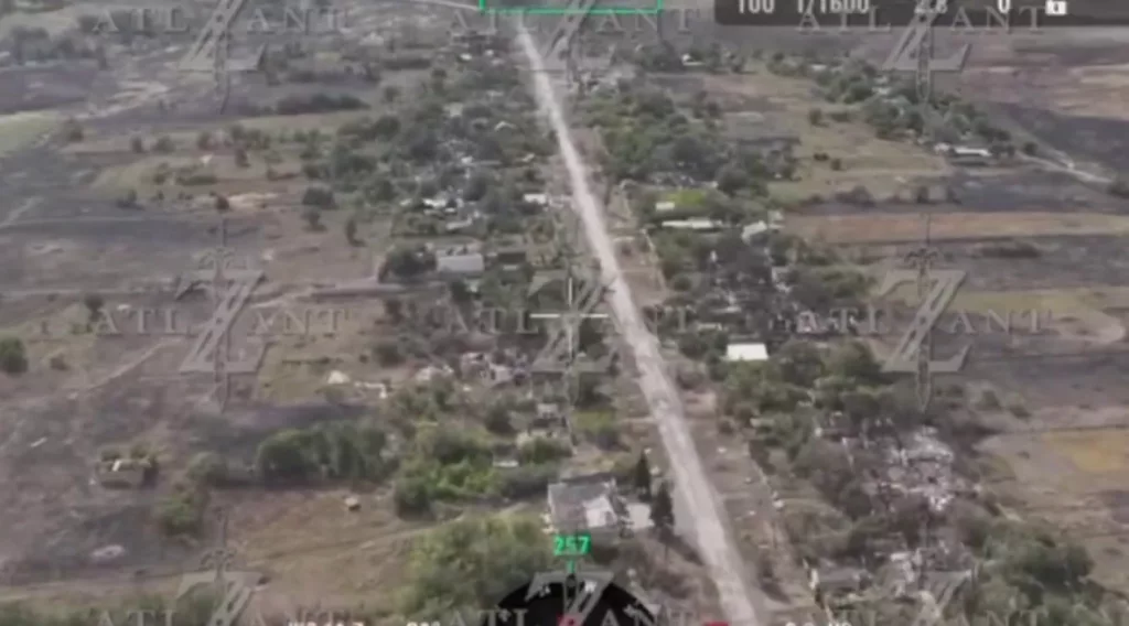 Российский флаг в селе Михайловка (у восточных окраин Селидово)