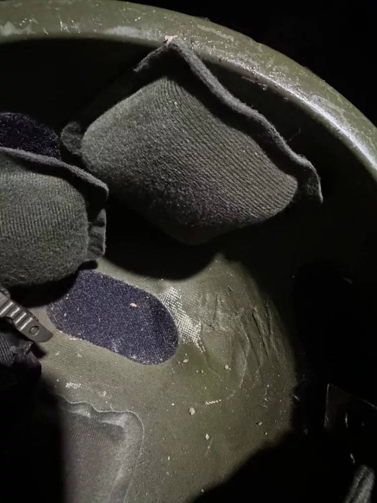 Бронешлем бойца штурмового отряда группировки "Восток" ВС РФ из Бурятии после штурма украинского опорника на Кураховском направлении