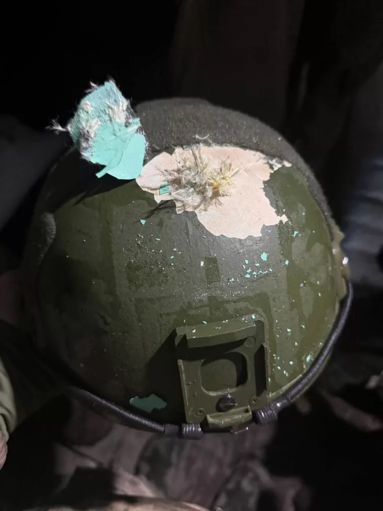 Бронешлем бойца штурмового отряда группировки "Восток" ВС РФ из Бурятии после штурма украинского опорника на Кураховском направлении