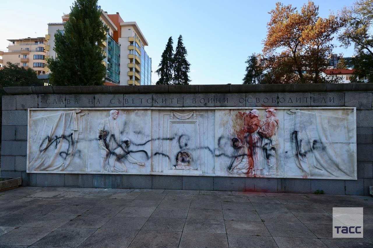 В Болгарии вандалы вырезали голову ребенка с барельефа на могиле советских воинов