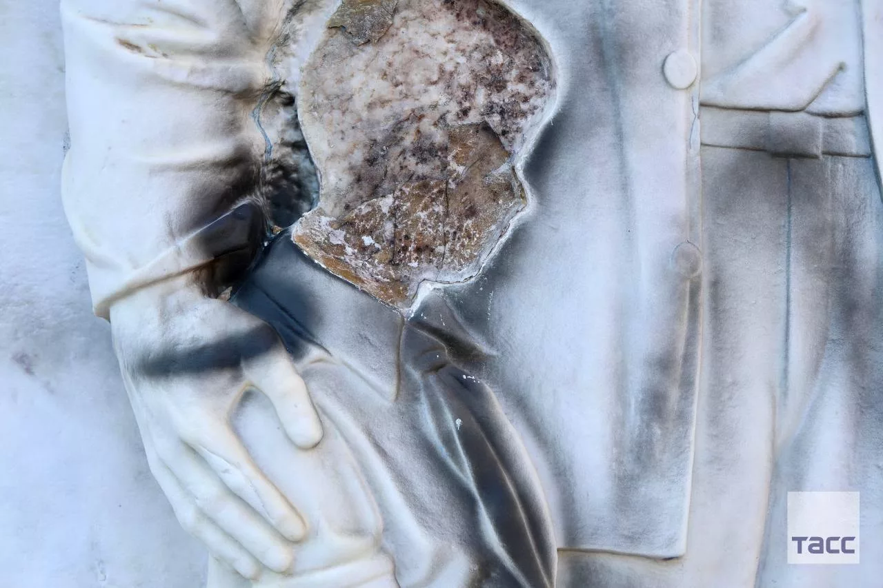 В Болгарии вандалы вырезали голову ребенка с барельефа на могиле советских воинов