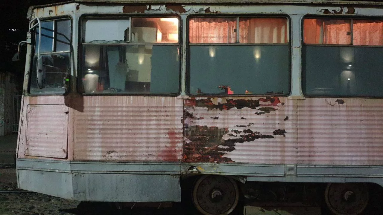 Мотоциклист на полной скорости влетел в трамвай в Краснодаре