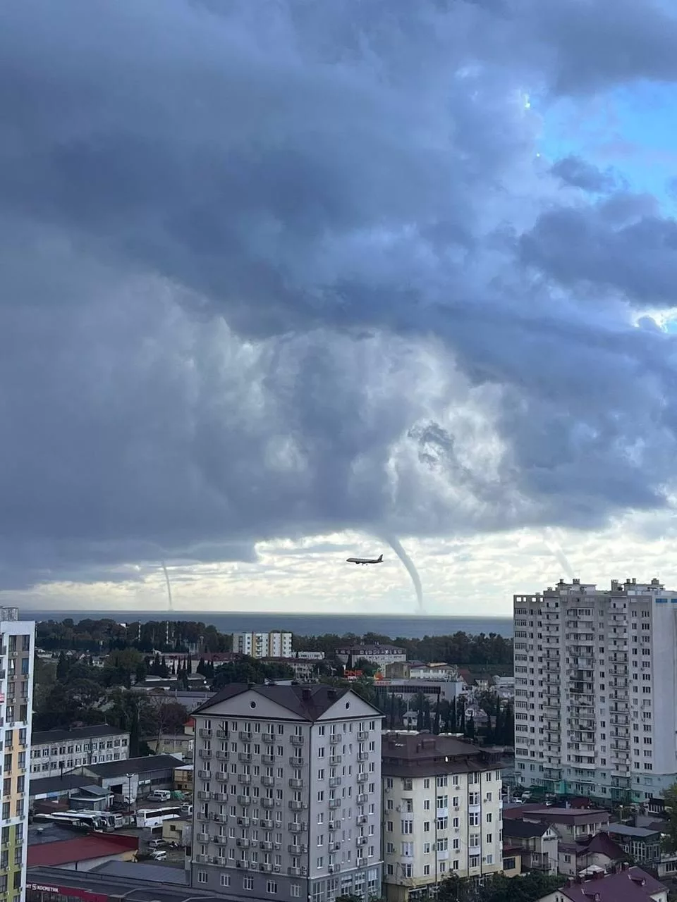 В Сочи и Адлере начался «парад смерчей»