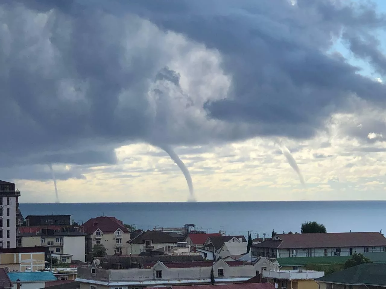 В Сочи и Адлере начался «парад смерчей»