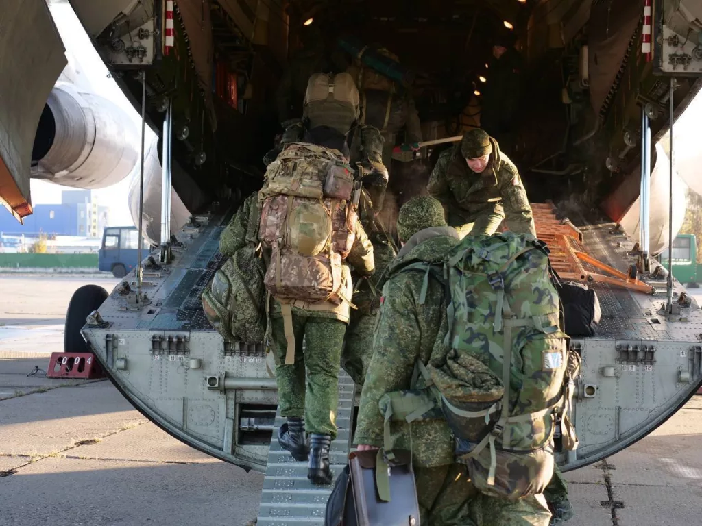 Кадры отправки белорусских военных в Россию для получения опыта