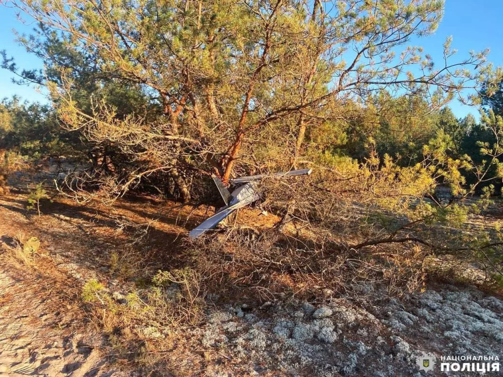 Обломки дрона-приманки "Пародия", используемого ВС РФ для отвлечения огня украинского ПВО от дронов-камикадзе "Герань-2", Ровенская область