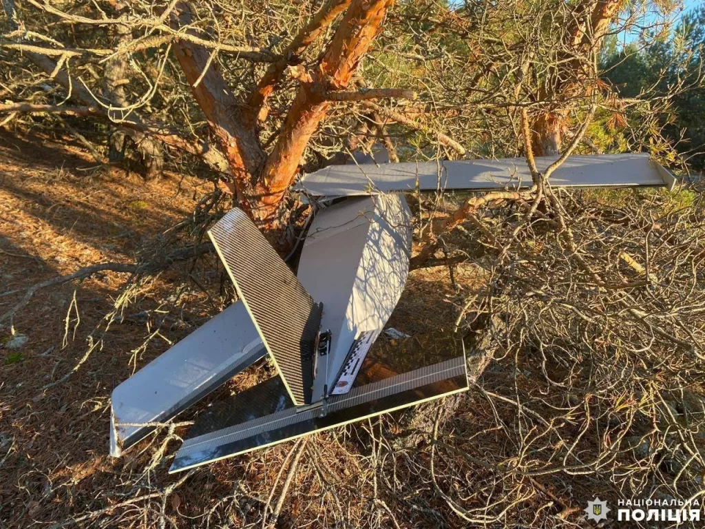 Обломки дрона-приманки "Пародия", используемого ВС РФ для отвлечения огня украинского ПВО от дронов-камикадзе "Герань-2", Ровенская область
