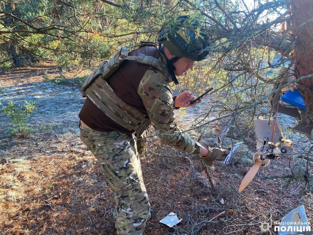 Обломки дрона-приманки "Пародия", используемого ВС РФ для отвлечения огня украинского ПВО от дронов-камикадзе "Герань-2", Ровенская область